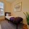 Spacious Luxury Serviced Apartment next to City Centre with Free Parking - Contractors & Relocators