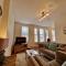 Spacious Luxury Serviced Apartment next to City Centre with Free Parking - Contractors & Relocators