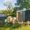Shepherds Hut with Scandinavian Hot Tub and hydromassager