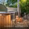Shepherds Hut with Scandinavian Hot Tub and hydromassager