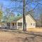 Dog-Friendly Senatobia Cottage with Fishing Pond!