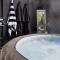 The Black Nest - Hot Tub Romantic Getaway - جيرنفيل