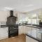 Spacious 5 bed Sunninghill with driveway parking