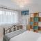 Spacious 5 bed Sunninghill with driveway parking