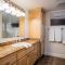 Hot Tub & Seasonal Pool -Sleeps 10- 4 min to OSF
