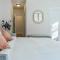 Hot Tub & Seasonal Pool -Sleeps 10- 4 min to OSF - Ashland