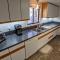 Little Blue Bungalow on Boise's Bench, Pet Friendly, Fully Fenced yard with doggie door! 2 miles from BSU, 5 minutes from Downtown Boise, Desk and workstation for remote workers, 2 TV's large walk-in closet, Good for mid-term stays - بويز