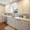 Celebration Chalet! Quant, cozy, a few blocks from BSU and close to downtown Boise, Fireplace, 4 beds, and seating for 6 Pets Welcome!