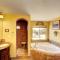 Mountain View Retreat in Nampa! Million dollar views from the panoramic windows, 6 bedrooms! Sleeps 14! Have your wedding or family reunion or retreat here on our hillside