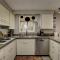 Sunset Home perfect for extended stays with fully fenced in yard, designated office, two living rooms, located across from Boise Foothills and close to Bogus Basin in Boise's North End - Бойсе
