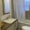 Free Parking, Beautiful 4 1/2-2 BR apartment