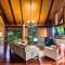 Treetops Sanctuary - Luxury Treehouse pole home - Jaggan