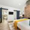 HostWise Stays - The Larryville - Amazing Bathroom, Perfect Location, Custom Build
