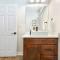 HostWise Stays - The Larryville - Amazing Bathroom, Perfect Location, Custom Build - Pittsburgh