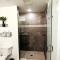 HostWise Stays - The River West - Hot Tub, Parking, Fire Pit, and more - سيلفرثورن