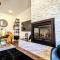 HostWise Stays - The River West - Hot Tub, Parking, Fire Pit, and more - سيلفرثورن