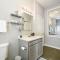 HostWise Stays - The James Apt 1 - Patio, Free Street Parking