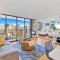 Ocean View, Walk to Waikiki Beach, Wi-Fi & Parking