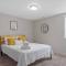 Roomy 5 Bed 3 Bath Fire Place Large Outdoor Space
