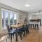Roomy 5 Bed 3 Bath Fire Place Large Outdoor Space