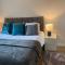 Beautiful 2 bedroom flat overlooking golf course