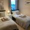 Beautiful 2 bedroom flat overlooking golf course