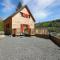 Chalet spacieux avec terrasse, Wi-Fi et parking - FR-1-608-15