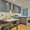 Central Stamford Retreat - Stylish 2-Bed Apartment & Parking