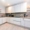 Pass the Keys Modern Apartment 2 Minute Walk From Station - Surbiton