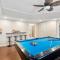 8 BDRM Mansion. 10 MN to Honeymoon Island Beach