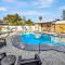 8 BDRM Mansion. 10 MN to Honeymoon Island Beach