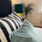 1 Bed / 1 Sofa Bed 'Scandi' Style Ground Floor Apartment - 约维尔