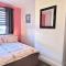 Sutherland St - 2 bed home with free Parking