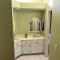 Vineyard Vista Suite with TV and private bathroom - هيميت