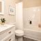 Modern 4BR Ground Level King Beds Steps 2 Beach C - Миртл-Бич