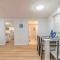 Lovely 2 bedrooms, steps away from the beach.