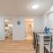 Lovely 2 bedrooms, steps away from the beach.