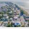 Lovely 2 bedrooms, steps away from the beach.