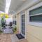 Lovely 2 bedrooms, steps away from the beach.