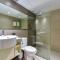 One bed Harbour and city views apartment