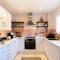 Chic, immaculate Warwick apartment sleeps 4,2 bathrooms, free private parking, easy walk to Warwick, canal-side pub on doorstep - perfect for family breaks, the races or work stays