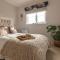 Chic, immaculate Warwick apartment sleeps 4,2 bathrooms, free private parking, easy walk to Warwick, canal-side pub on doorstep - perfect for family breaks, the races or work stays