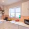Chic, immaculate Warwick apartment sleeps 4 & free private parking, easy walk to Warwick, castle, canal-side pub on doorstep - perfect for relaxing breaks, the races or workcation