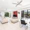 Cairns Beaches Home, Marina View, Sleeps 12 - Йоркейс Кноб