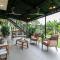 StayVista's The Annex - Cozy Retreat with Inviting Rooms and a Private Plunge Pool - لونافالا