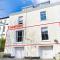 Treetops - Characterful flat with parking, close to beach