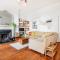 Treetops - Characterful flat with parking, close to beach