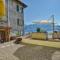 Bello Pezzo 2-Bedroom Lakeview Apartment with Shared Garden and Terrace