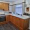 Modern 2-Bed Home - Private Garden Parking & WiFi