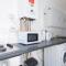 Lovely 1 bedroom maisonette close to Airport, Town and Train Station